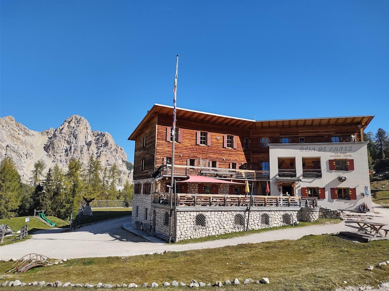 Rifugio Fanes translates to "Fanes-mökki" in Finnish. image 1
